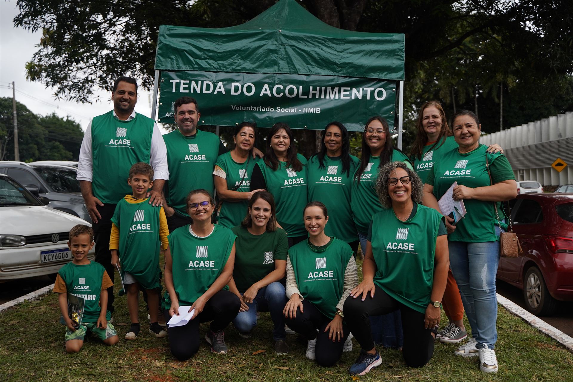 Equipe de voluntários da ACASE reunida em frente à Tenda do Acolhimento